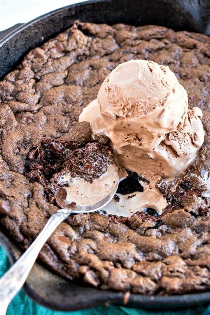 Skillet Chocolate Chip Cookie